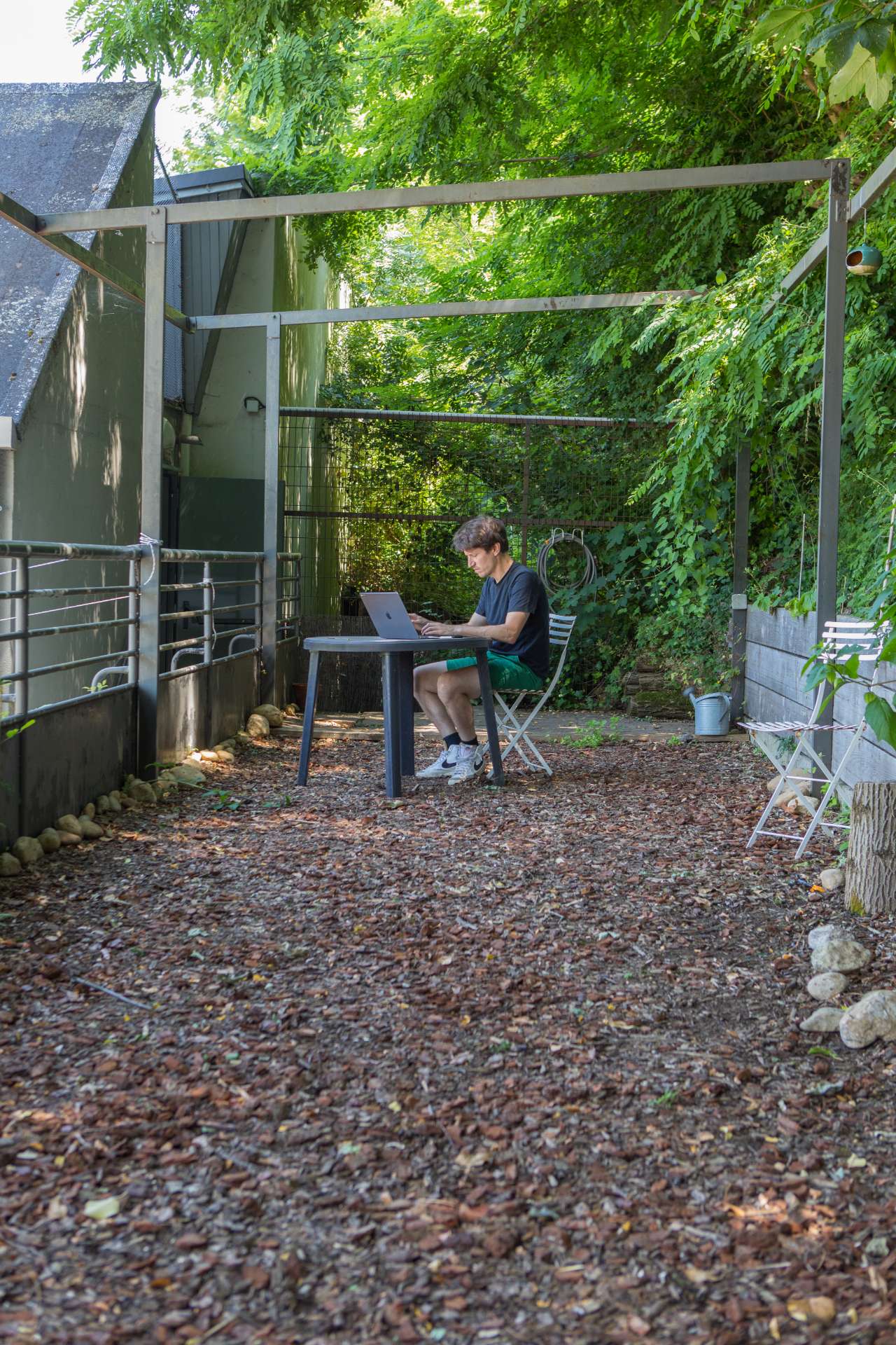 travail en extérieur sur la terrasse du cowotking lyonnais La Permaculturelle à Croix-Rousse
