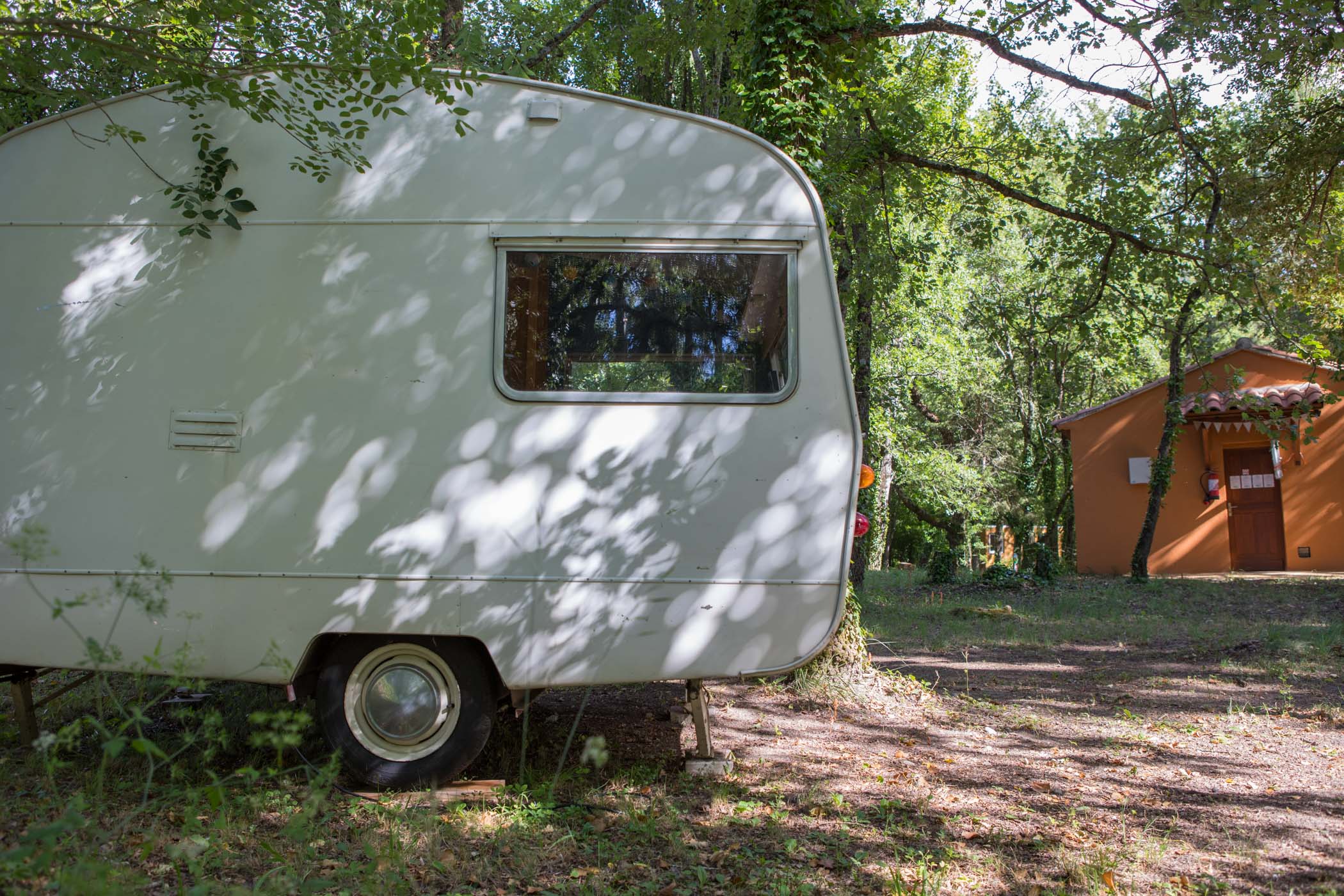Caravanes rétro et bloc sanitaire camping La Permaculturelle